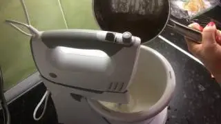 Вливание сиропа в фруктовую меренгу