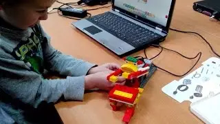 Lego education wedo 9580. Лего робот-обезьяна играет на барабане