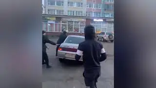 Пьяный водитель "десятки" прокатил полицейского на капоте