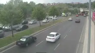 Bakırköy'de üst geçide çarpan tır devrildi - Güvenlik kamerası