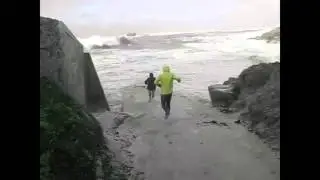 Vídeo de ancianos arrastrados por las olas mar adentro