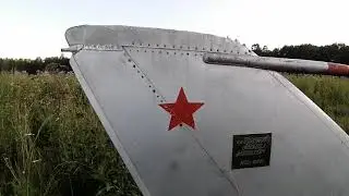 НАШЁЛ В ЛЕСУ КРЫЛО ОТ РАЗБИВШЕГОСЯ ВОЕННОГО САМОЛЁТА СУ-25УБ 