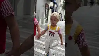 Милые дети, гуляющие в Майами. Видео с малышами! #kids #beachbaby #funnybaby #swimming #beachplay