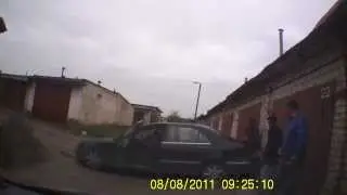Прижал к стене человека