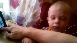 Димка в годик осваивает гаджет