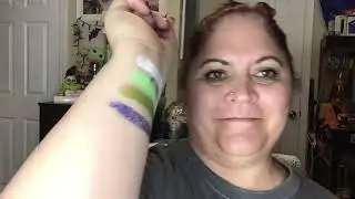 Where on earth have I been ? Let’s swatch th strange and unusual palette from @bellabeautybar