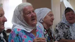Поют народные исполнители с  Александрии 2