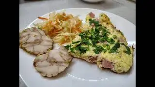 Быстрый завтрак.#яйца#лук#сыр#колбаса#молоко#