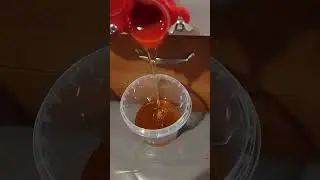 Разливаю мëд в тару...