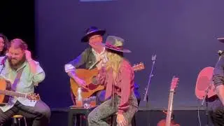 Lainey Wilson forgetting the lyrics on stage!