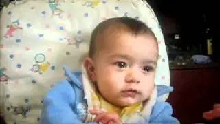 bebe comiendo su primer papilla