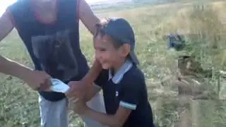 Пацану на голову натянули трусы))Мегаприкол xDD