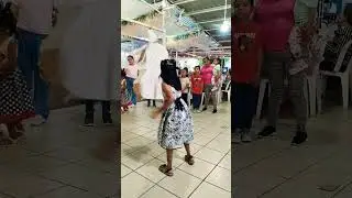 Rompiendo la piñata bautizo Héctor