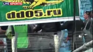 драка фанатов. игроки ЦСКА и Анжи успокаивают своих фанатов