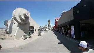 Tourist stroll down Venice Beach - 360 video