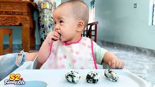 The first time Baby Kim ate by herself without her mother's help