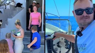 Cu barca in mare si halca prin sate