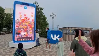 На набережной установили специальный мультимедийный VK Портал для связи с городами России