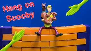 Scooby Doo Hold On Scooby Family Game with the Assistant