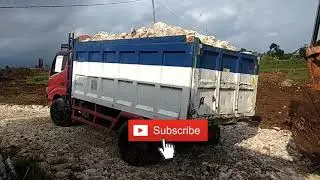detik2 mobil pembawa batu tersangkut