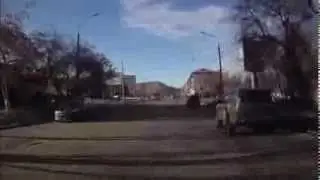 Запустил бутылкой в лобовуху! Пешеходы на дорогах!