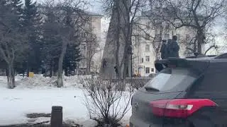 Архангельские школьники прыгают на мемориал Победы