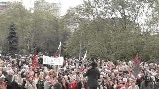 Привърженици на БСП празнуват 9 май пред паметника на Съветската армия