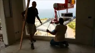 זרוע מעופפת בשילוב וונטוזה להכנסת דלתות זכוכית לקומה