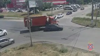 На западе Волгограда КАМАЗ протаранил легковушку