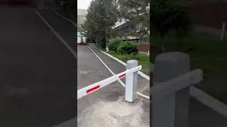 Шлагбаум поставили возле здания Госстроя, на проспекте Манаса.