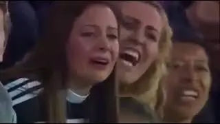 انهيار مشجعة فى المدرجات بعد تجاهل كريستيانو رونالدو لها