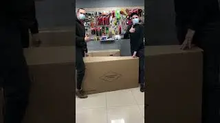Процес пакування велосипеда в магазині 