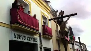 Isabeli le canta al Crucificado