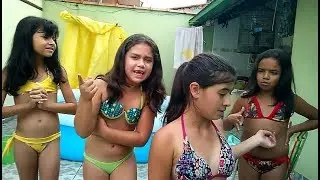 MENINAS BRINCANDO DE GINCANA NA PISCINA