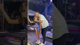 E essa criança que subiu no palco e cantou minha música nova #ARRASADA💋❤️