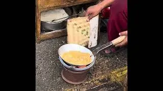 beli kerak telor di pedagang kaki lima egg crust