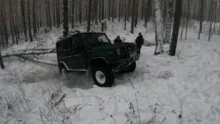 Берём горку. Злой Хантер на грязевой резине и Нивас на зиме.