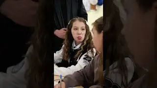 Почему охранник подсказывает Вике? 