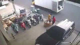 CCTV Proses Packing sampai Paket di Pick Up Kurir