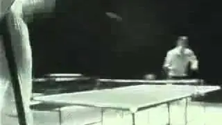 Брюс Ли играет в настольный теннис нунчаками...