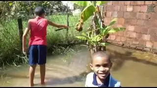 Crianças pescando com o Daniel - Barra de Jangada - PE - BR.  #eliezerevangelista #pescar