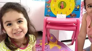öykü ve hilal saatleri öğreniyorlar. Kids learning telling the time