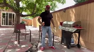 Asando una rica carnita asada después del trabajo