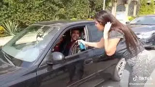 سما المصري بتعقم الناس في الشارع بى الكحول 😂
