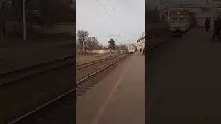ЕР9є-662 прибуває до станції (архів 2021)