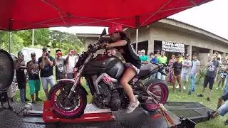 Menina de 10 anos pilotando uma moto