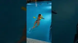 Когда девушка красиво плавает в бассейн