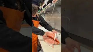 We’re with @pikeplacefish learning how to fillet an amazing salmon 🐟🔪 PART 1