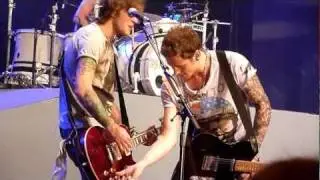 Broken amp, Neil, T4 and Tom's nipples - McFLY at Llangollen