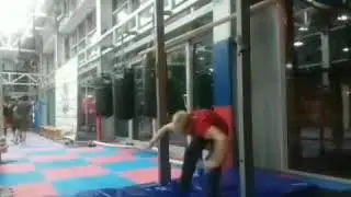 Заднее сальто с турника